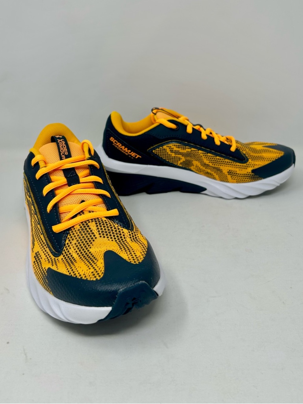 NEW Under Armour Scramjet 4 Athletic Shoes Boys Size 6.5 Big Kid - Picture 3 of 6